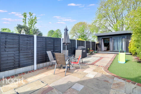 Lilliput Road, Romford. RM7 0BJ 2 bed detached house for sale