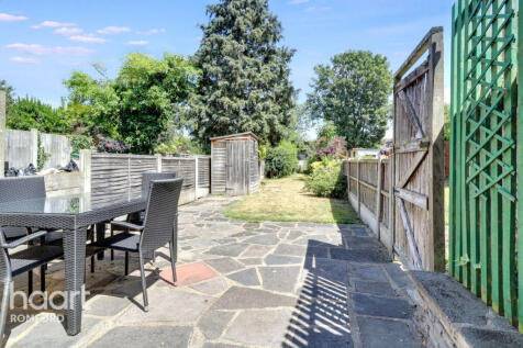 Willow Street, Romford, RM7 7LJ 2 bed terraced house for sale