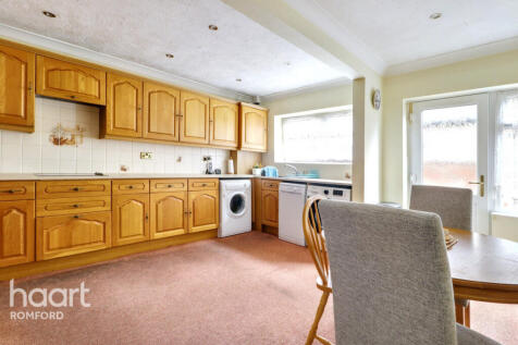 Lodge Lane, Romford, RM5 2HX 3 bed bungalow for sale