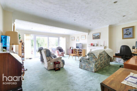 Lodge Lane, Romford, RM5 2HX 3 bed bungalow for sale