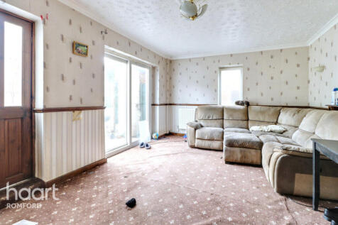 St Johns Road, Romford, RM5 2RU 3 bed semi