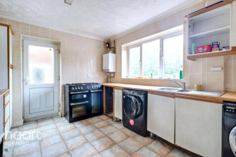 St Johns Road, Romford, RM5 2RU 3 bed semi