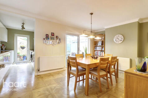 Kingshill Avenue, Romford, RM5 2SD 3 bed semi