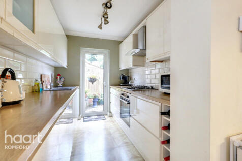 Kingshill Avenue, Romford, RM5 2SD 3 bed semi