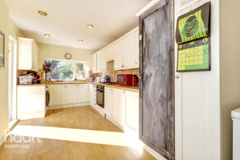 Forest Road, Romford, RM7 8DU 3 bed semi