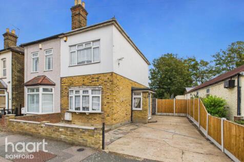 Willow Street, Romford, RM7 7LJ 3 bed semi
