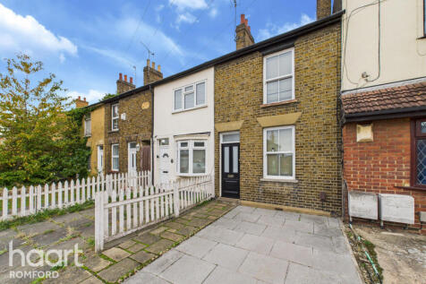 Albert Road, Romford 2 bed terraced house for sale