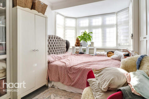 Kingsmead Avenue, Romford, RM1 2BT 3 bed terraced house for sale