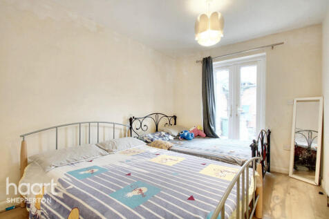 Hanworth Road, HOUNSLOW 2 bed apartment for sale
