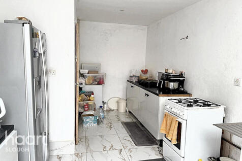 Oatlands Drive, Slough 4 bed terraced house for sale
