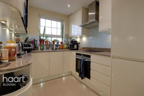 Arborfield Close, Slough 3 bed terraced house for sale