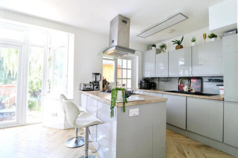 Snakes Lane East, Woodford Green 3 bed terraced house for sale