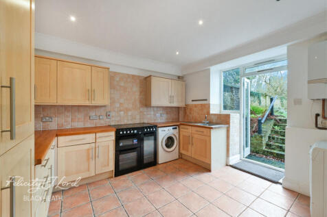 Vanbrugh Park, London 3 bed apartment for sale
