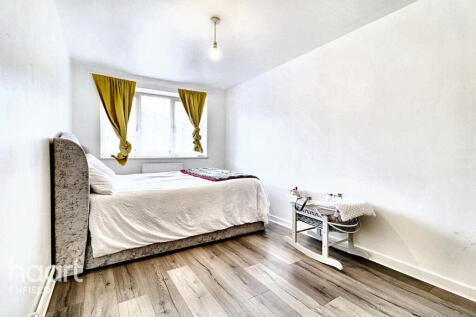Bullsmoor Way, Waltham Cross 2 bed apartment for sale