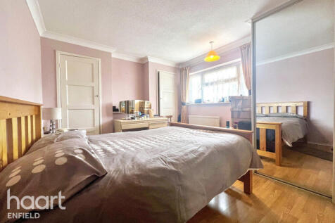 High Street, Waltham Cross 2 bed apartment for sale