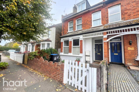 First Avenue, Enfield 2 bed maisonette for sale
