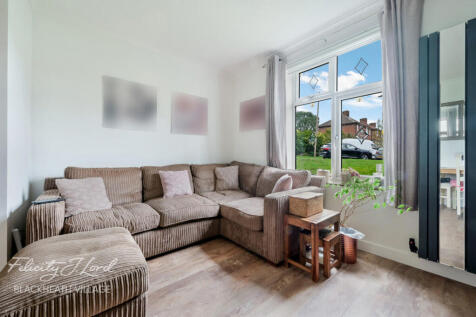 Prestbury Square, London SE9 2 bed terraced house for sale