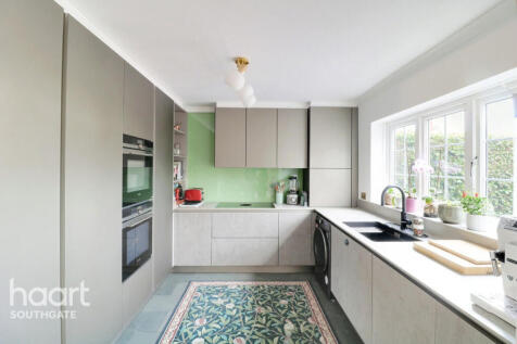 Chase Side Place, London 3 bed detached house for sale