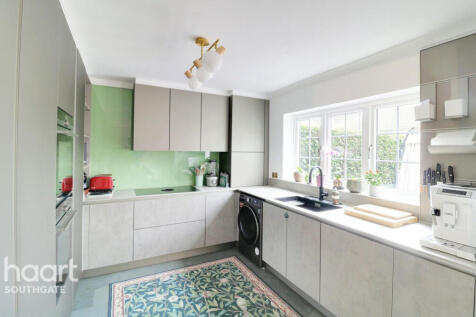 Chase Side Place, London 3 bed detached house for sale