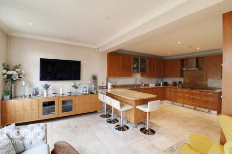 5 bedroom semi-detached house for sale