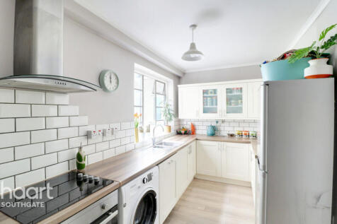 London Road, Enfield 2 bed apartment for sale