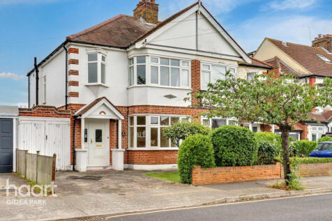 Mashiters Walk, Romford, RM1 4BU 3 bed semi