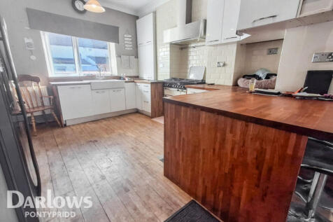 4 bedroom end of terrace house for sale