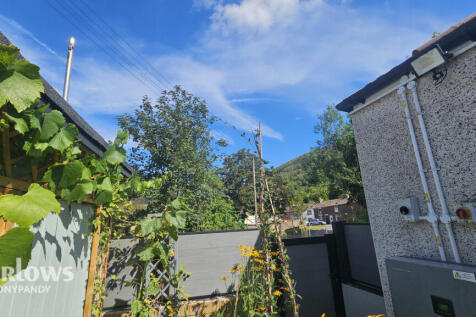 Glanselsig Street, Treorchy CF42 2 bed end of terrace house for sale