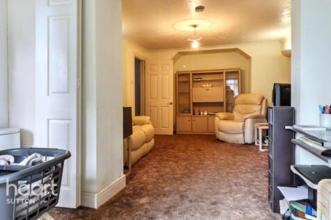Gander Green Lane, Sutton 1 bed maisonette for sale