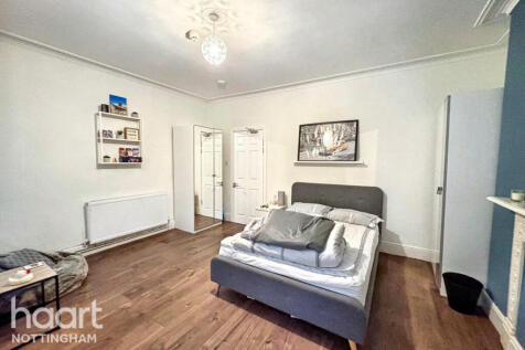 6 bedroom semi-detached house for sale