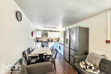 6 bedroom semi-detached house for sale