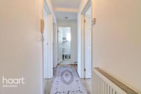 Marina Avenue, Rayleigh 2 bed flat for sale