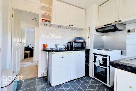 Marina Avenue, Rayleigh 2 bed flat for sale
