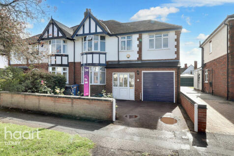 4 bedroom semi-detached house for sale