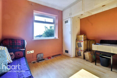 Oxtoby Way, LONDON 2 bed maisonette for sale