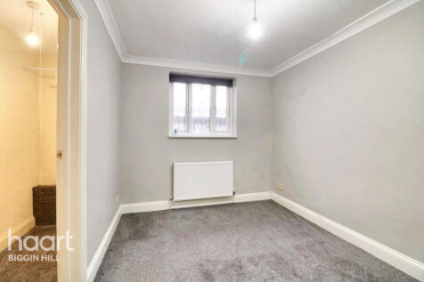 Main Road, Biggin Hill 4 bed detached bungalow for sale
