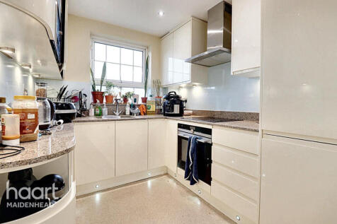 Arborfield Close, SLOUGH 3 bed terraced house for sale