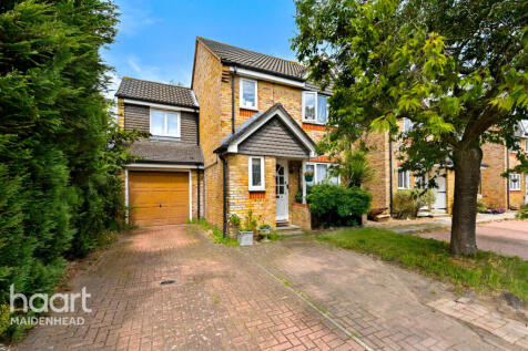 Trumper Way, SLOUGH 4 bed detached house for sale