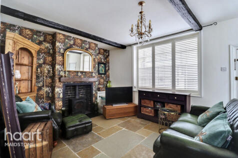 High Street, Aylesford 2 bed end of terrace house for sale