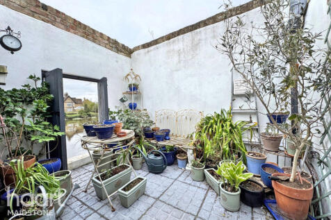 High Street, Aylesford 2 bed end of terrace house for sale