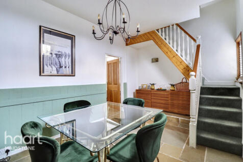 High Street, Aylesford 2 bed end of terrace house for sale