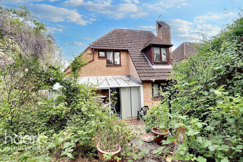 Bernay Gardens, Milton Keynes 3 bed detached house for sale