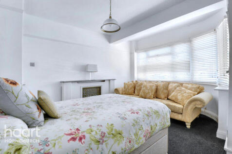 Upminster Road, HORNCHURCH 2 bed flat for sale