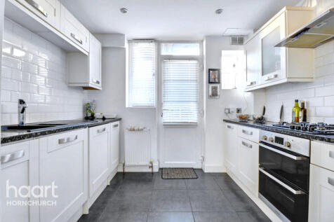 Upminster Road, HORNCHURCH 2 bed flat for sale
