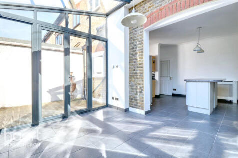 The Avenue, Hornchurch 4 bed end of terrace house for sale