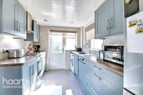 Dury Falls Close, Hornchurch 3 bed semi