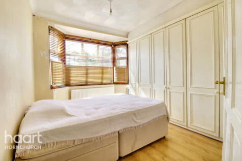 Ardleigh Close, Hornchurch 3 bed detached bungalow for sale