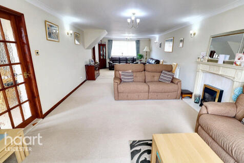 5 bedroom semi-detached house for sale