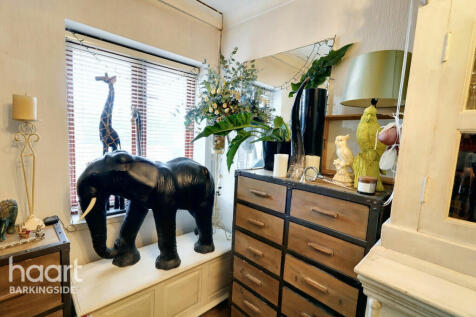 Caernarvon Drive, Clayhall 2 bed maisonette for sale