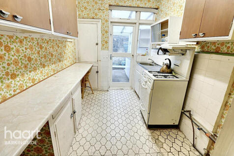 Gantshill Crescent, Gants Hill 3 bed terraced house for sale